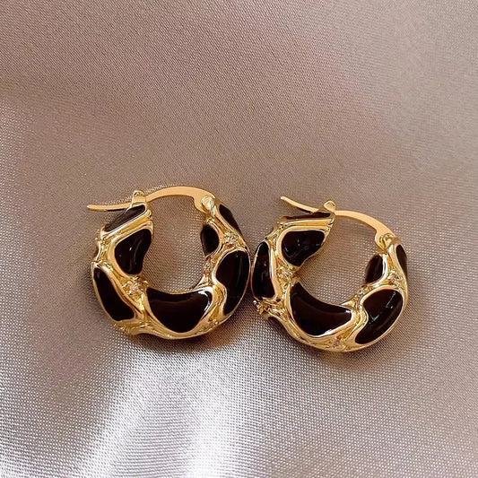 Brincos de argola pequenos com textura de metal